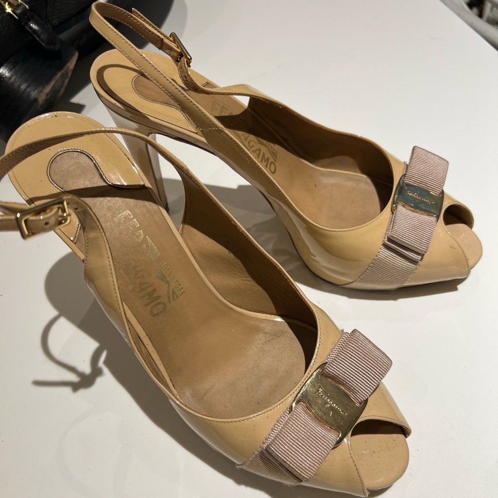 Ferragamo nude leather open toe varina bow heels size 9